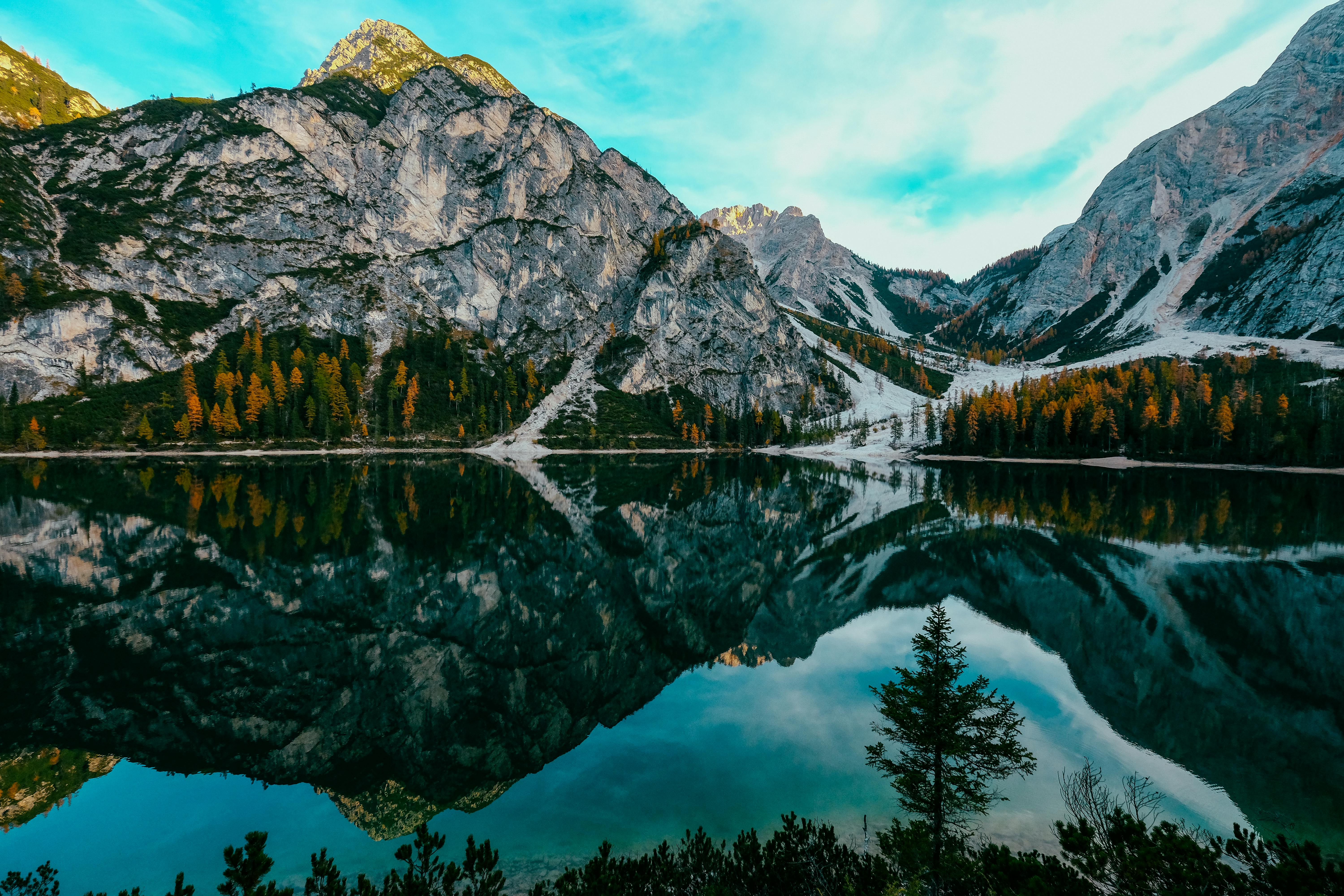 Paisaje montañoso canadiense a la hora dorada