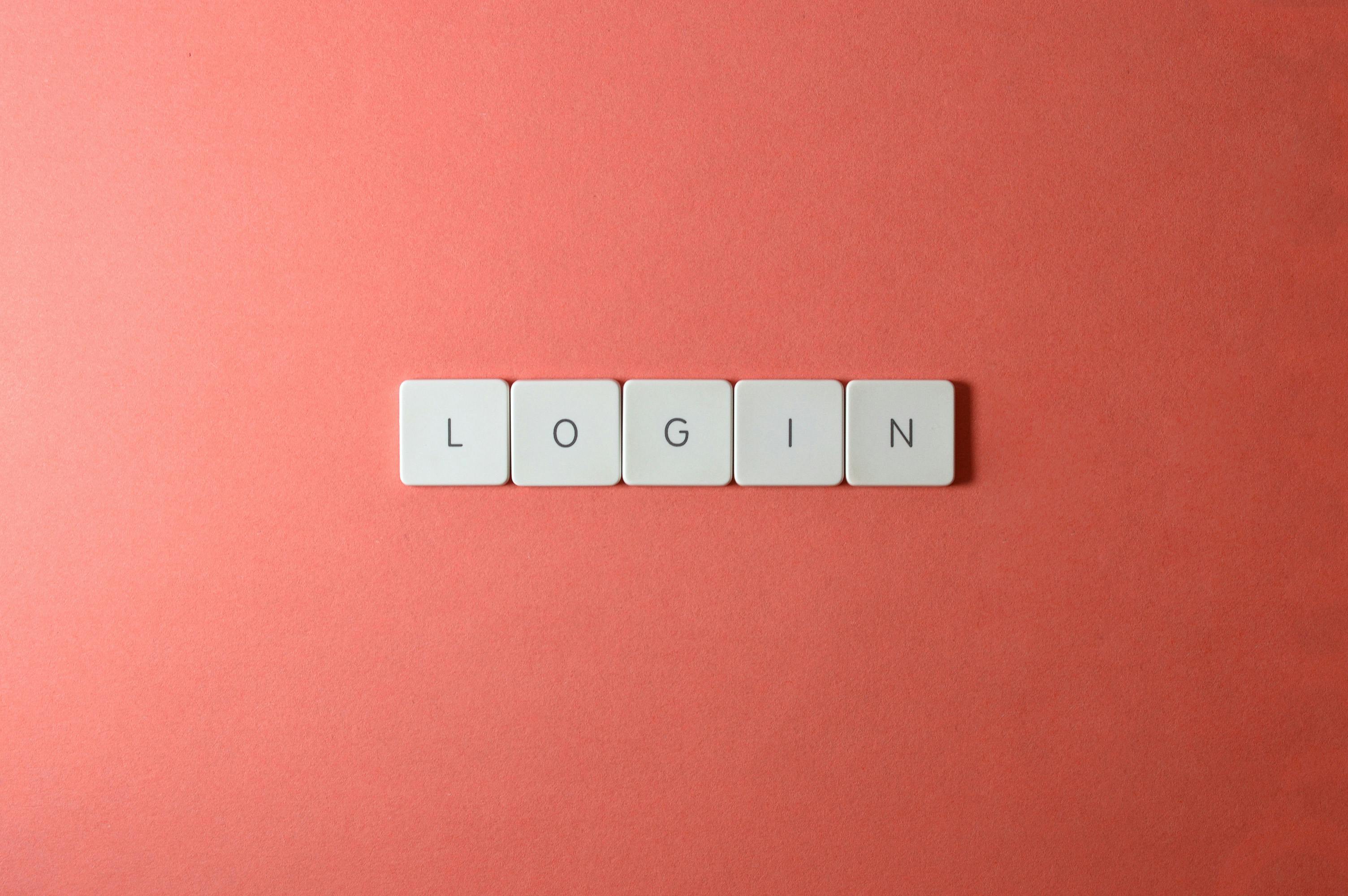Personne consultant son téléphone à un bureau